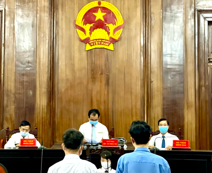 HĐXX kết luận có đủ bằng chứng chứng minh ông Lâm Hoàng Tùng và ông Nguyễn Hải Nam đã phạm tội 'Xâm phạm chỗ ở người khác' như cáo trạng và tuyên phạt bị cáo Nam 17 tháng tù, bị cáo Tùng 24 tháng tù. Ảnh: Nguyễn Tiến.