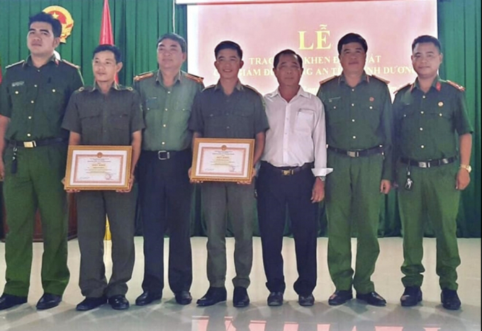 Công an tỉnh Bình Dương trao giấy khen cho 2 Công an viên xã Tân Long, huyện Phú Giáo có thành tích nổi bật trong phong trào bảo vệ an ninh địa phương. Ảnh: Công an Phú Giáo.