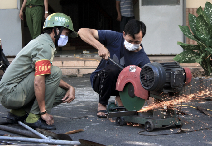 Số vũ khí thô sơ được tiêu huỷ bằng cưa máy. Ảnh: Lê Huy.