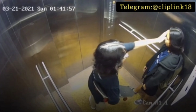 Hình ảnh 2 cô gái trong thang máy do camera ghi lại. Ảnh: Camera anh ninh chung cư Topaz Home.