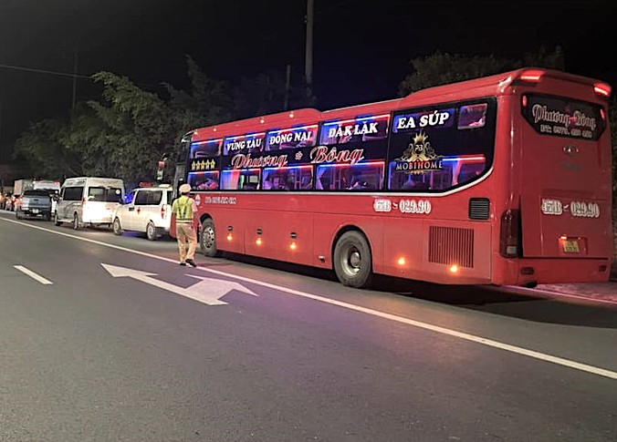 Tất cả các xe vận tải hành khách từ các địa phương khác về qua địa bàn Bình Phước đều phải dừng lại để làm công tác kiểm dịch. Ảnh: Nguyễn Liêm.