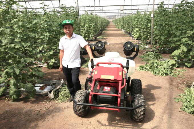 Ông Nguyễn Đức Trường, Tổng Giám đốc Công ty cổ phần Đại Thành, đơn vị phân phối robot nông nghiệp RG150 cho biết, đây là nền tảng xe không người lái phục vụ sản xuất nông nghiệp tiên tiến hàng đầu trên thế giới hiện nay. Ảnh: Hồng Thuỷ.