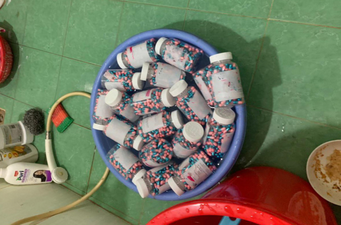 Những lọ thuốc được Thuận sản xuất trong nhà vệ sinh. Ảnh: Công an.