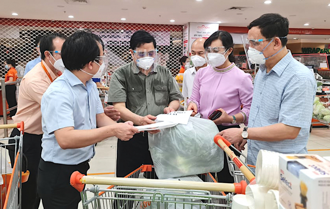 Thủ tướng kiểm tra việc cung cấp hàng hóa tại siêu thị Co.opXtra, TP Thủ Đức. Ảnh: Minh Sơn.