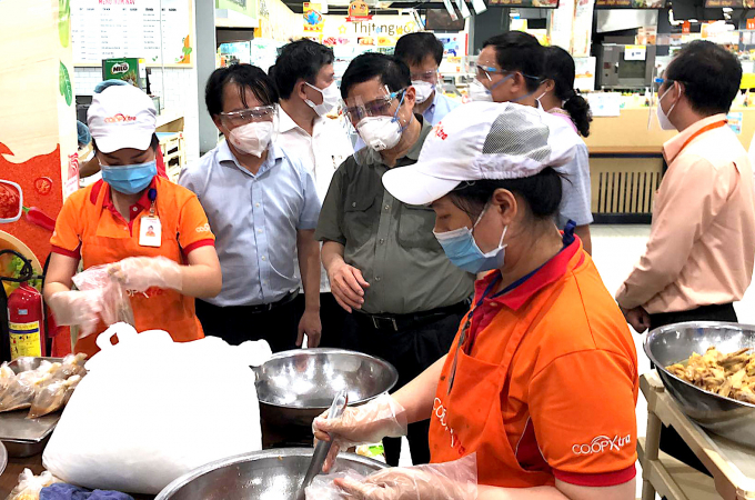 Thủ tướng khảo sát khu vực cung cấp suất ăn tại siêu thị Co.opXtra. Ảnh: Lê Sự.