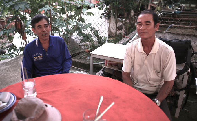 Ông Võ Văn Lớn (trái) và ông Phan Văn Luống, là những người đầu tiên thoát nghèo, giàu lên nhờ nuôi lươn ở Phú Thành A, Tam Nông. Ảnh: Minh Sáng.