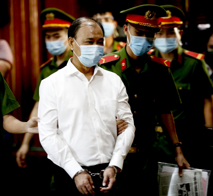 Bị cáo Lê Tấn Hùng bị tạm giam, được lực lượng công an dẫn giải đến tòa. Ảnh: Nguyễn Tiến.