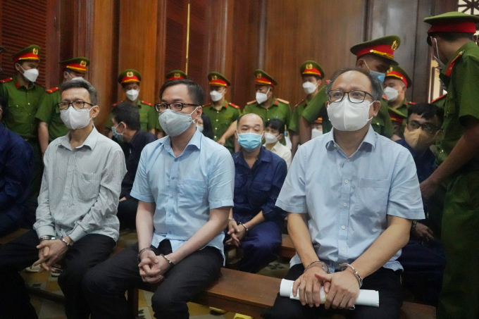 Cựu Phó Bí thư Thành uỷ TP.HCM Tất Thành Cang (phải), và các bị cáo tại tòa. Ảnh: Nguyễn Tiến.
