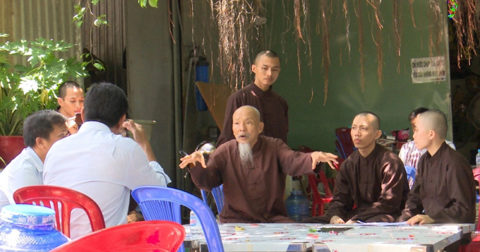 Cơ quan chức năng làm việc với ông Lê Tùng Vân và các thành viên tại 'Tịnh thất bồng lai'. Ảnh: Đức Thọ.