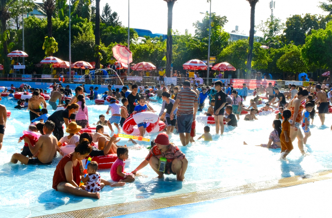 Do thời tiết nắng nóng nên khu vực Công viên nước Đầm Sen thu hút hàng ngàn người lớn, trẻ em đến vui chơi.