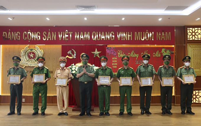 Ban Giám đốc Công an TP.HCM khen tặng các đơn vị có thành tích xuất sắc trong công tác dịpTết Nguyên đán. Ảnh: Công an TP.HCM.