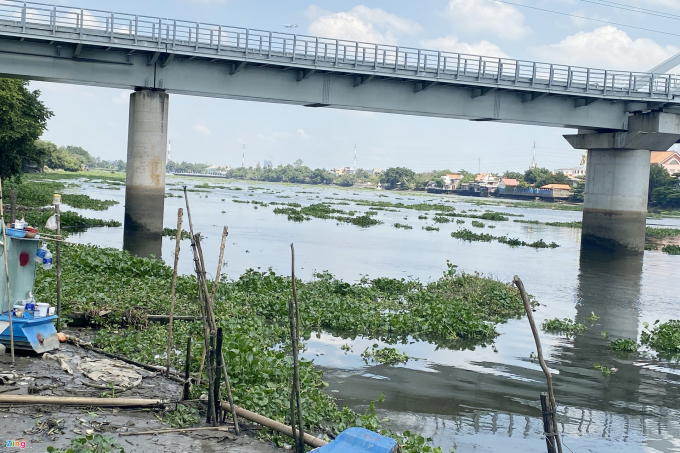 Khu vực sông Sài Gòn, dưới chân cầu Bình Lợi, nơi người dân phát hiện thi thể nam sinh viên vào rạng sáng 15/2. 