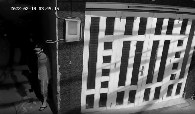 Camera ghi nhận, thời điểm tên trộm đột nhập là 3 giờ 49 phút sáng. 