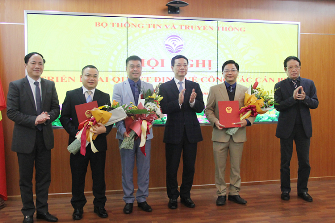 Lãnh đạo Bộ Thông tin truyền thông tặng hoa chúc mừng các cán bộ được bổ nhiệm. Ảnh: Mic.gov.vn.