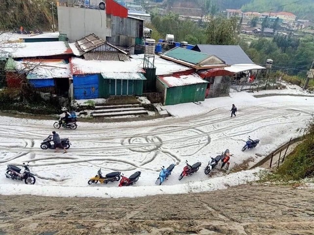 Mưa đá khiến nhiều cung đường của Lai Châu phủ trắng như tuyết. Ảnh: Tây Bắc 24h.