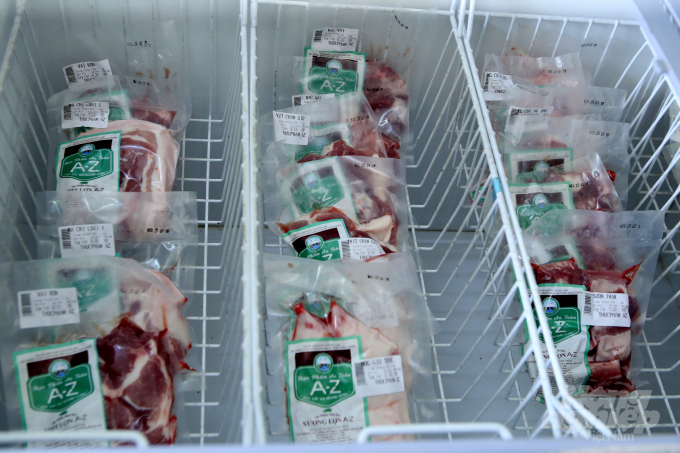 Trên thị trường, một số nơi bán thịt ba chỉ, sườn giá 200.000 đồng/kg. Ảnh: Minh Phúc.