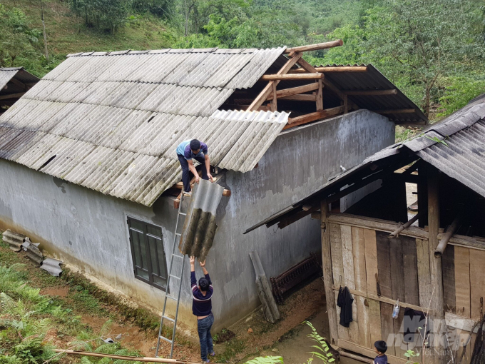 Người dân huyện Na Hang, tỉnh Tuyên Quang chủ động lợp lại mái nhà bị hư hỏng do thiên tai. Ảnh: Đào Thanh.