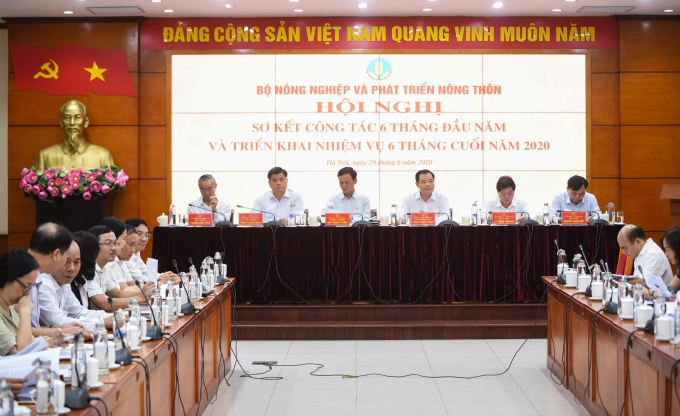 Bộ trưởng Nguyễn Xuân Cường (thứ 3 từ phải sang) và các thứ trưởng Bộ NN-PTNT điều hành hội nghị. Ảnh: Tùng Đinh.
