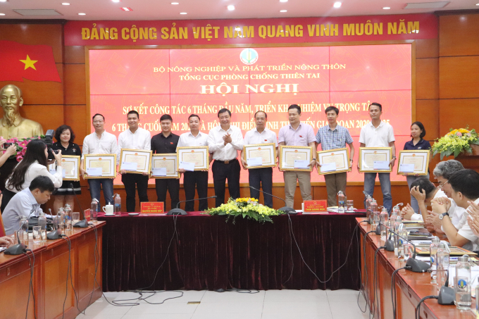 Tổng Cục trưởng Tổng cục Phòng, chống thiên tai Trần Quang Hoài thừa ủy quyền của Bộ trưởng Bộ NN-PTNT trao bằng khen cho các cá nhân có thành tích suất sắc trong công tác phòng, chống thiên tai. Ảnh: TCPCTT.