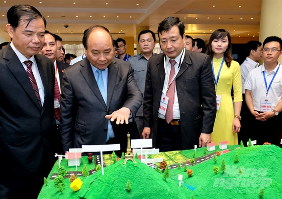 Thủ tướng Chính phủ Nguyễn Xuân Phúc thăm mô hình hệ thống cảnh báo thiên tai, đặc biệt là mưa lũ lớn bất thường. Ảnh: Minh Phúc.