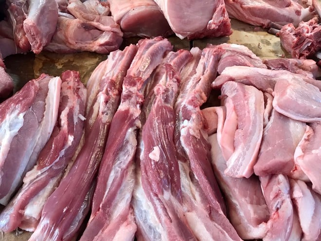Thịt lợn được bày bán tràn lan tại các sạp, không có biện pháp che chắn, bảo quản dẫn đến bị ô nhiễm vi sinh vật. Ảnh: Lam Nghi.