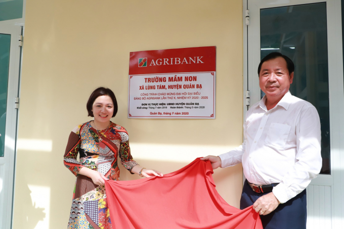 Ông Tiết Văn Thành, Thành viên HĐTV, Tổng Giám đốc Agribank tại công trình lớp học đa năng điểm trường mầm non xã Lùng Tám, huyện Quản Bạ. Ảnh: Agribank.