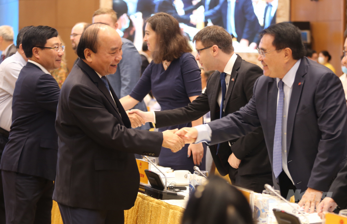 Thủ tướng Nguyễn Xuân Phúc bắt tay chào mừng các đại sứ đại diện các quốc gia trong khối Liên minh Châu Âu tại hội nghị ngày 6/8. Ảnh: Minh Phúc.