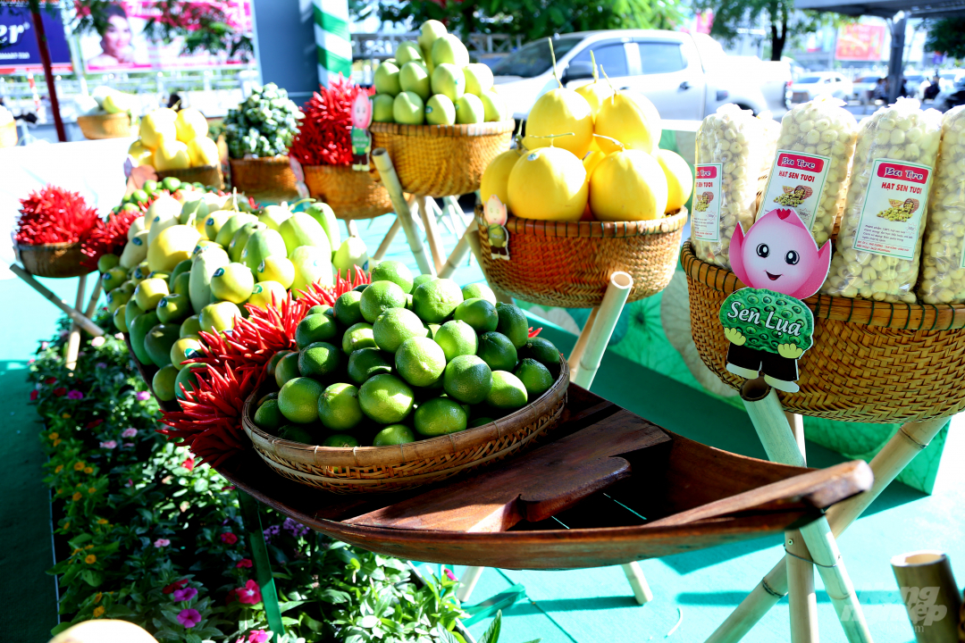 Môt số đặc sản trái cây là đặc sản Đồng Tháp được trưng bày tại sự kiện. Ảnh: Minh Phúc.