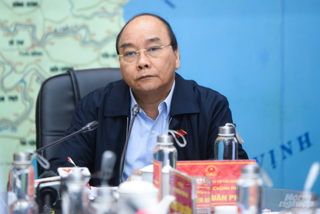 Thủ tướng Nguyễn Xuân Phúc trực tiếp chủ trì cuộc họp ứng phó bão số 9 (có tên quốc tế là Molave) vào sáng 26/10. Ảnh: Đinh Tùng.