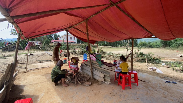 Người dân miền Trung phải dựng lều tạm trú vì nhà cửa đã bị nước lũ phá hủy. Ảnh: UNDP.
