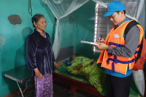Thành viên của UNDP phối hợp với Tổng cục Phòng, chống thiên tai và các đối tác trong việc đánh giá nhanh về nhu cầu của người dân tại Quảng Bình, Quảng Trị và Thừa Thiên - Huế. Ảnh: UNDP.