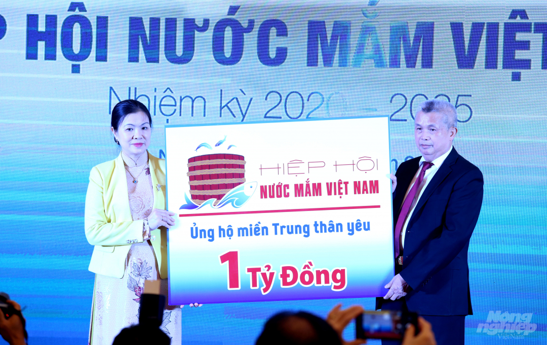 Hiệp hội Nước mắm Việt Nam ủng hộ 1 tỷ đồng cho người dân miền Trung bị thiệt hại nặng nề do lũ lụt. Ảnh: Minh Phúc.