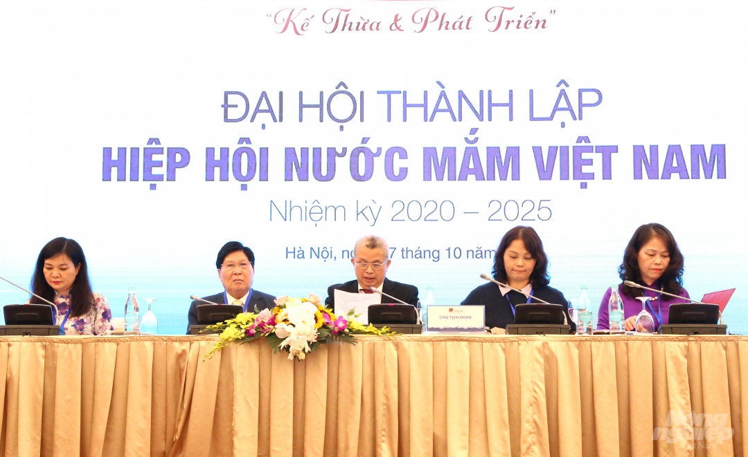 Đoàn Chủ tịch điều hành Đại hội thành lập Hiệp hội Nước mắm Việt Nam nhiệm kỳ 2020 - 2025. Ảnh: Minh Phúc.