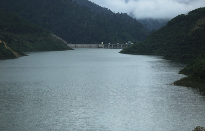 Nhiều hồ thủy điện vận hành điều tiết xả qua tràn vì mưa lớn.