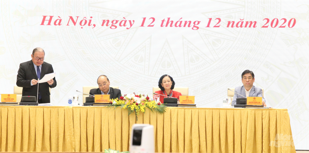 Ông Thào Xuân Sùng trình bày báo cáo triển khai Kết luận số 61-KL/TW ngày 3/12/2009 của Ban Bí thư Trung ương Đảng và Quyết định số 673/QĐ-TTg ngày 10/5/2011 của Thủ tướng Chính phủ. 