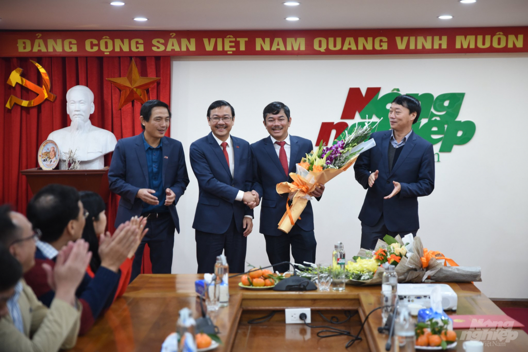 Lãnh đạo Báo Nông nghiệp Việt Nam chúc mừng Tân Phó tổng biên tập Trần Văn Cao. Ảnh: Đinh Tùng.