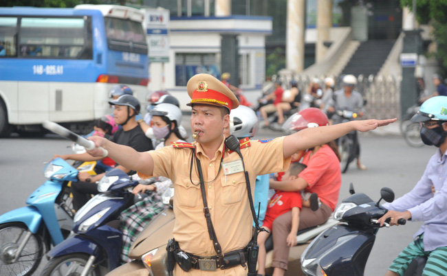 Cảnh sát giao thông Hà Nội đang phân luồng giao thông, hướng dẫn các phương tiện di chuyển.