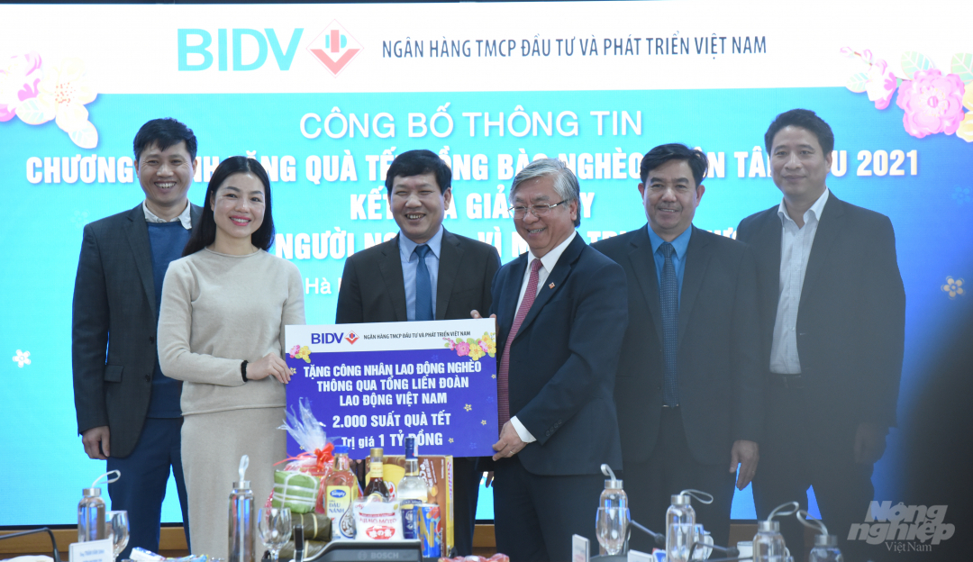 BIDV đã trực tiếp trao tặng Quỹ Tấm Lòng Vàng của Tổng Liên đoàn Lao động Việt Nam 1 tỷ đồng. Ảnh: Minh Phúc.