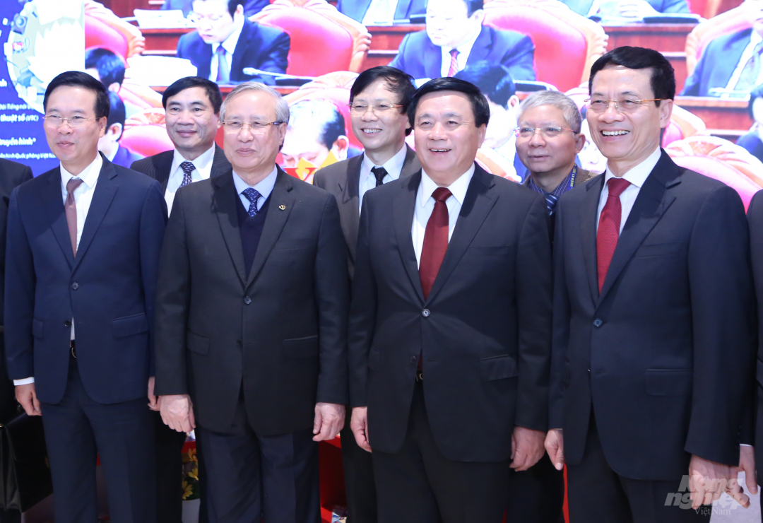 Bộ trưởng Bộ Thông tin và Truyền thông Nguyễn Mạnh Hùng (ngoài cùng bên phải) cùng lãnh đạo Đảng và Nhà nước tham quan triển lãm sách, báo chào mừng Đại hội XIII của Đảng. Ảnh: Minh Phúc.