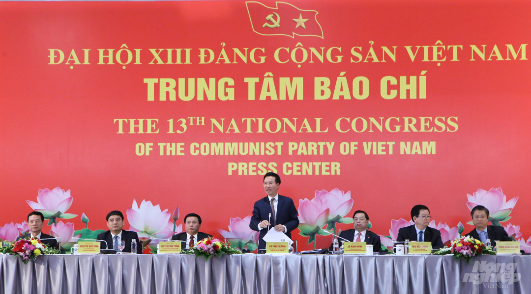 Đồng chí Nguyễn Xuân Thắng (thứ 3 từ trái sang) điều hành buổi họp báo trước thềm Đại hội XIII của Đảng vào chiều 22/1. Ảnh: Minh Phúc.