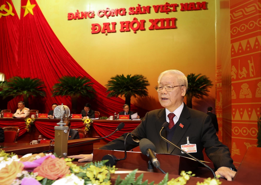 Thay mặt Ban Chấp hành Trung ương Đảng, Tổng Bí thư, Chủ tịch nước Nguyễn Phú Trọng trình bày báo cáo về các Văn kiện trình Đại hội XIII của Đảng tại phiên khai mạc tại hội trường.