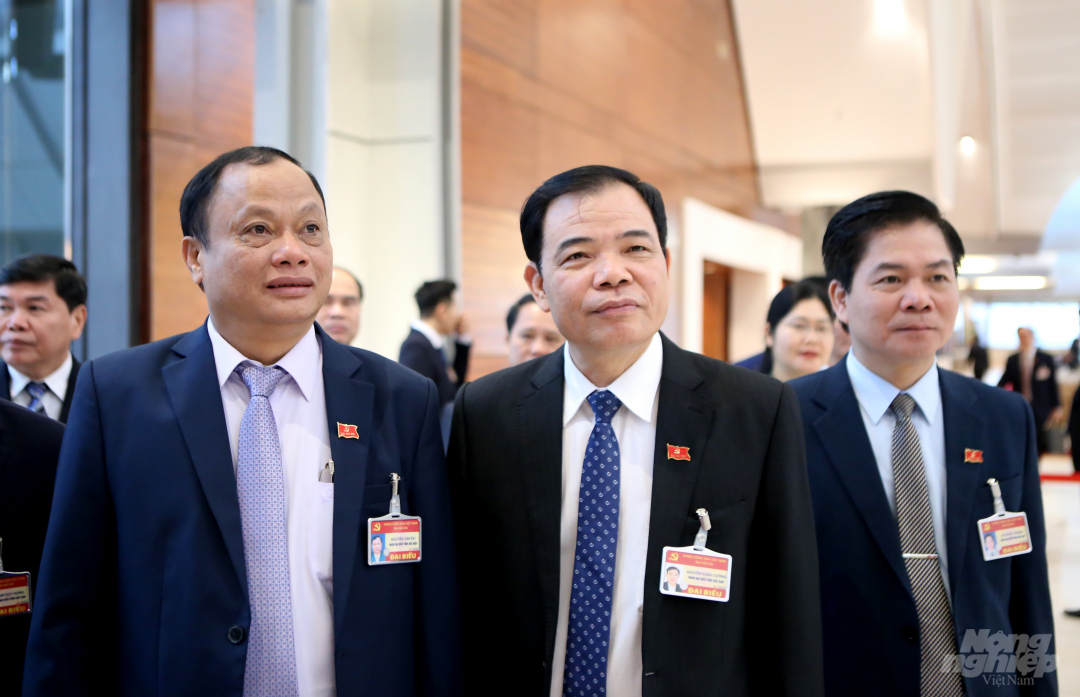 Bộ trưởng Bộ NN-PTNT Nguyễn Xuân Cường bên hành lang Đại hội XIII của Đảng.
