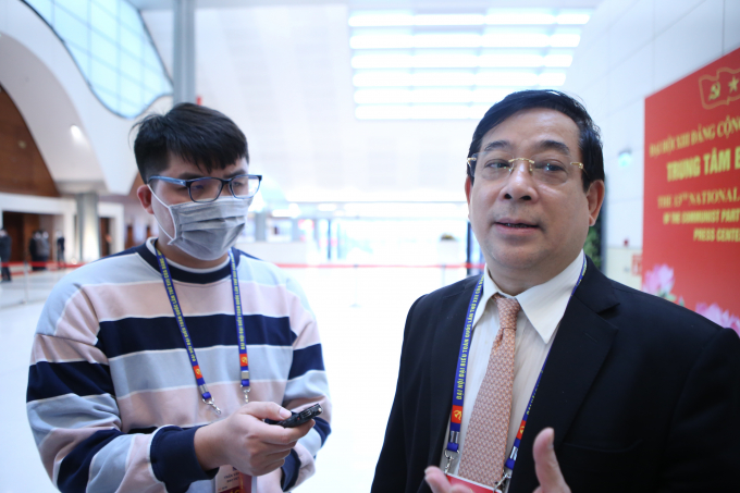 Ông Lương Ngọc Khuê, Cục trưởng Cục Quản lý Khám chữa bệnh, Bộ Y tế đã chia sẻ với báo chí tại hành lang Đại hội XIII của Đảng vào sáng 28/1. Ảnh: Minh Phúc.