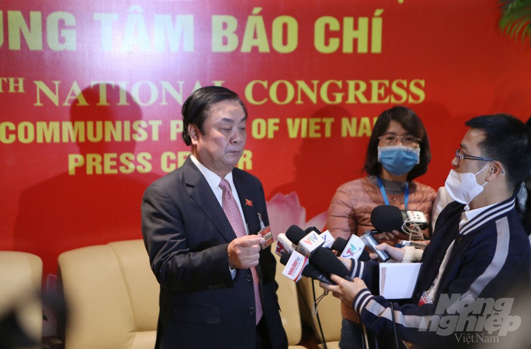 Thứ trưởng Lê Minh Hoan trò chuyện với các phóng viên. Ảnh: Minh Phúc.