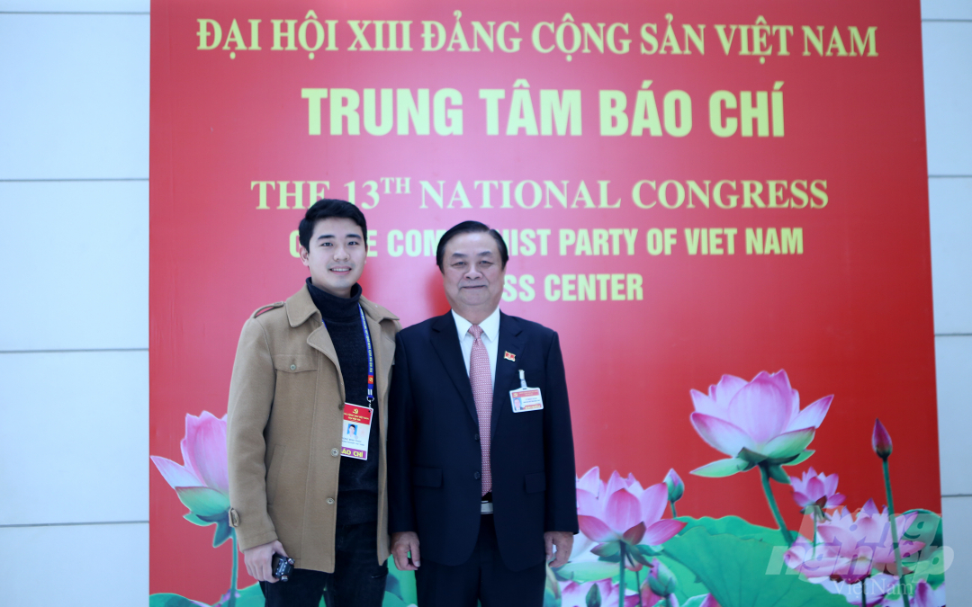 Phóng viên Báo NNVN chụp ảnh lưu niệm cùng Thứ trưởng Lê Minh Hoan tại Trung tâm báo chí Đại hội XIII của Đảng.
