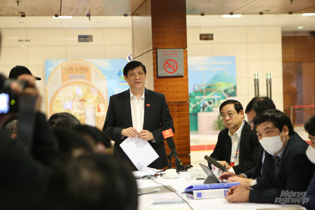 Bộ trưởng Bộ Y tế Nguyễn Thanh Long phát biểu tại cuộc họp trực tuyến về phòng, chống Covid-19. Ảnh: Minh Phúc.