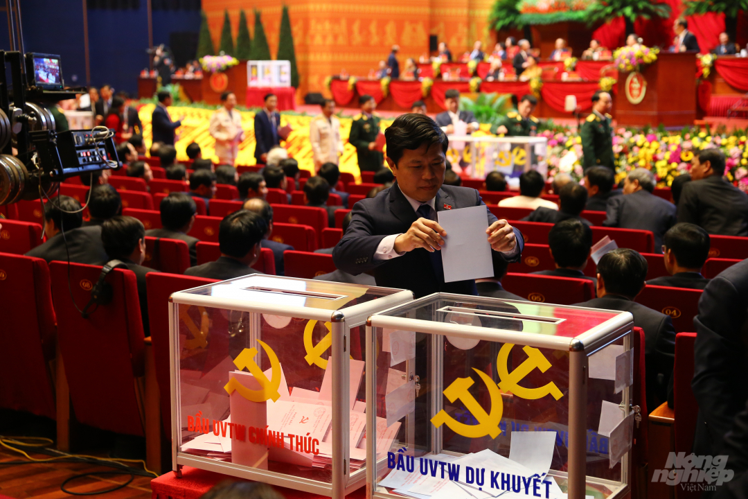Ban Tổ chức Đại hội XIII của Đảng bố trí nhiều hòm bỏ phiếu tại các khu vực để đại biểu có thể dễ dàng bỏ phiếu.