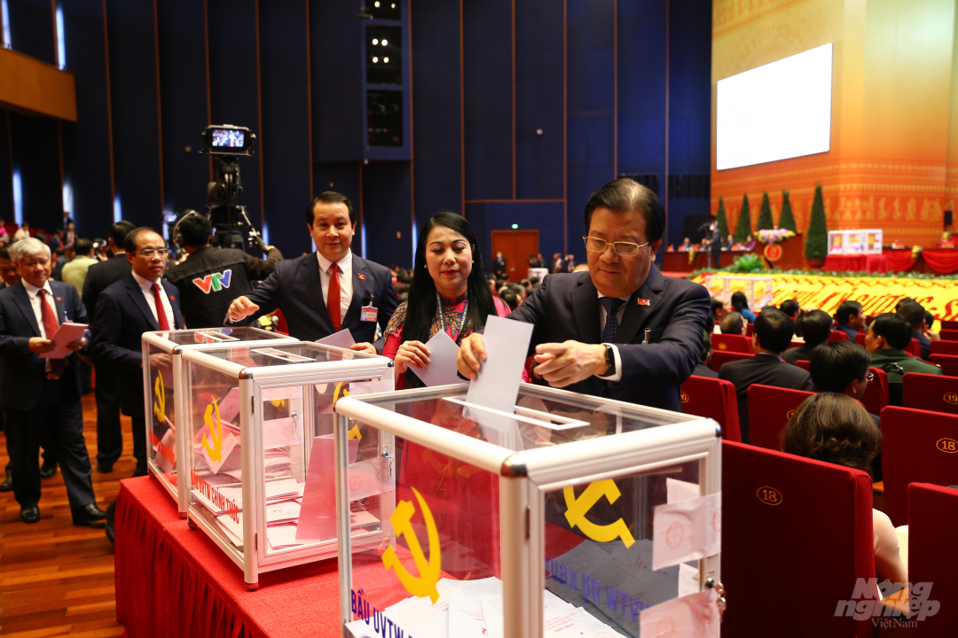 Phó Thủ tướng Trịnh Đình Dũng bỏ phiếu bầu Ban Chấp hành Trung ương khóa XIII.