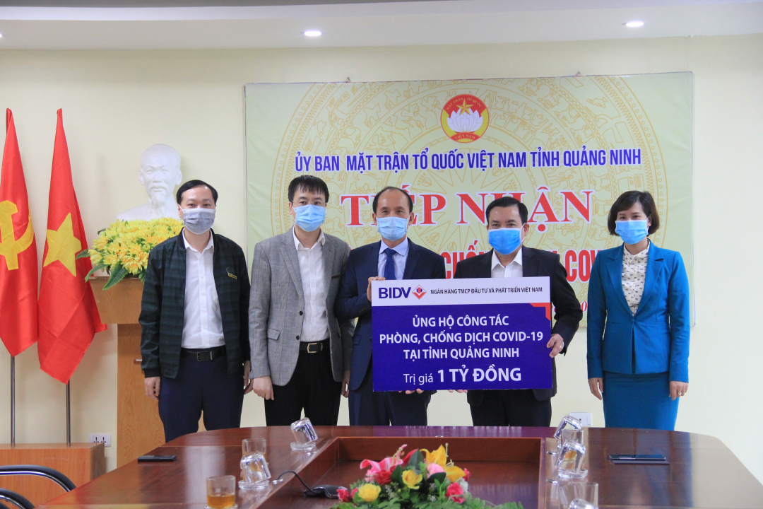 Đại diện BIDV trao số tiền ủng hộ Quảng Ninh phòng, chống dịch Covid-19 thông qua Ủy ban Mặt trận Tổ quốc tỉnh.