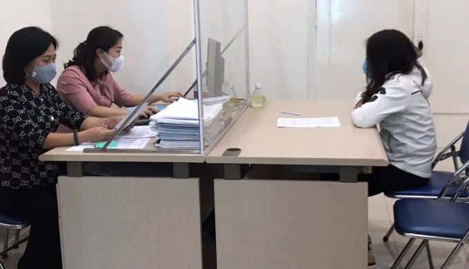 Bà Hoàng Thu Trang (bên trái) - người thông tin bịa đặt về Covid-19 trên mạng xã hội Facebook và bị xử phạt 7.500.000 đồng. Ảnh: Sở Thông tin và Truyền thông Hà Nội.